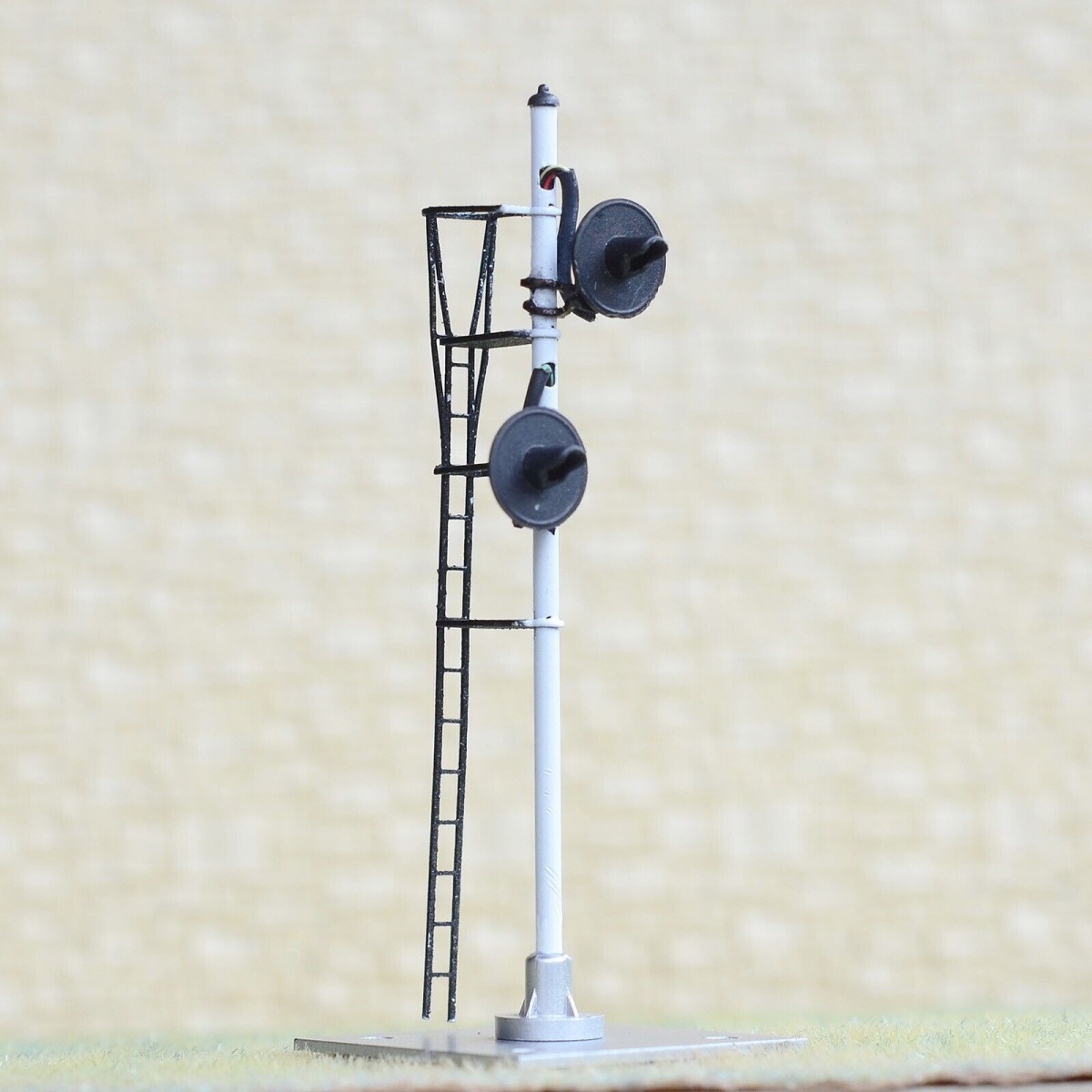 1 x HO scale 2 head searchlight offset Distant / Intermediate block signal #OFAU